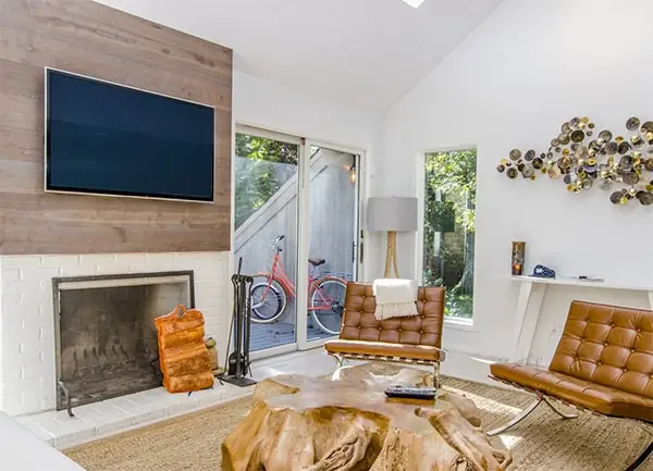 Sitting room with fireplace and leather chairs