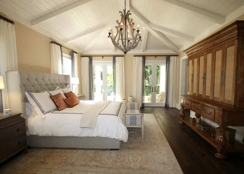 Garden Room: vaulted ceiling, chandelier and French doors